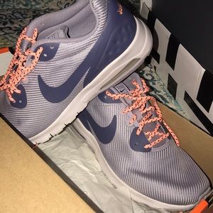 Women’s Nike shoes size 7.5